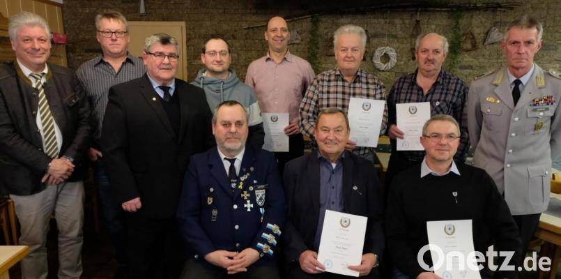 Die Soldatenkameradschaft zeichnet langjährige Mitglieder aus. Sitzend, von links: Peter Woppert, Fritz Sommer und Oliver Kunz. Stehend, von links: Bürgermeister Günter Stich, Harald Meierhöfer, Kreisvorsitzender Heinrich Scheidler, Thomas Stetter, Harald Gollwitzer, Harald Kitta, Georg Bodensteiner und Vorsitzender Hans Eismann. Bild: le