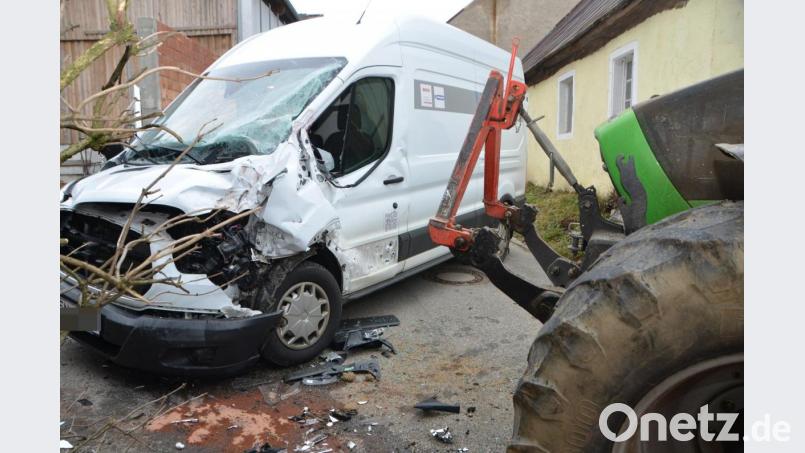 Am Transporter entstand durch den Zusammenstoß Totalschaden in Höhe von mindestens 10 000 Euro. Der Deutz-Traktor bekam dagegen nur ein paar Kratzer ab. Beide Beteiligten blieben unverletzt. Bild: dob