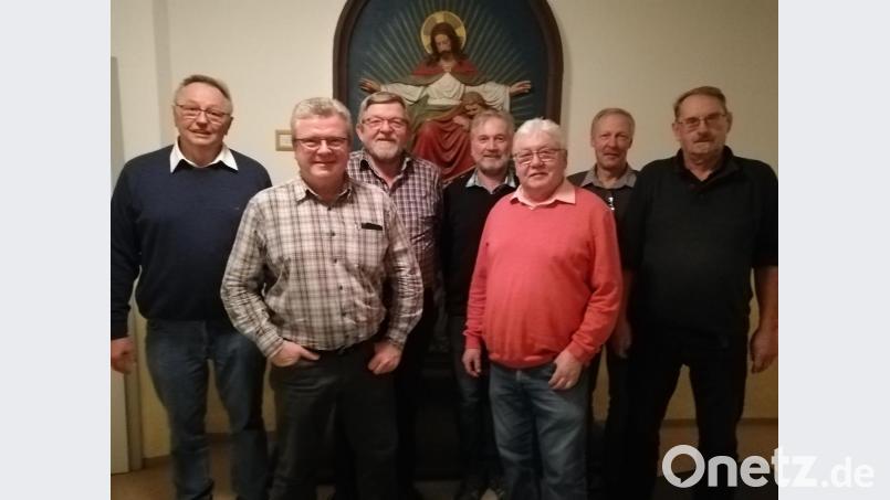 Neuwahlen bei den Vilsecker Krippenfreunden (von links): Heinrich Ruppert, Ewald Vater, Vorsitzender Wolfgang Albersdörfer, Roland Renner, Peter Geier, Werner Kreuzer und Konrad Gebert. Bild: exb