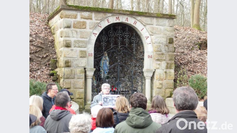 Gästeführerin Elisabeth Schreml zeigt alte Ansichten der Lourdesgrotte am Annaberg. Bild: exb