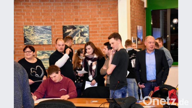 Die Teilnehmer des Jugendforums bei der Gruppenarbeit mit Bürgermeister Roland Strehl (rechts). Bild: Birgit Singer-Grimm