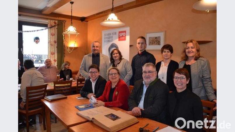 SPD-Bundesministerin Svenja Schulze (2. v. li.) zu Besuch bei der Abgeordneten Marianne Schieder (2. v. li., hintere Reihe) und der örtlichen SPD, darunter Nabburgs Bürgermeister Armin Schärtl, SPD-Landratskandidat Peter Wein und Schwandorfs OB-Kandidatin Karin Frankerl. Bild: doa