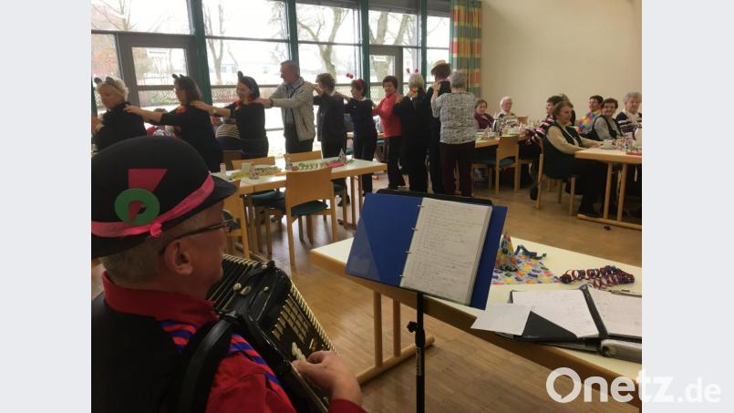 In schwungvollen Kehren führt die Polonaise durch das Freihunger Pfarrheim. Bild: Christina Rabenstein