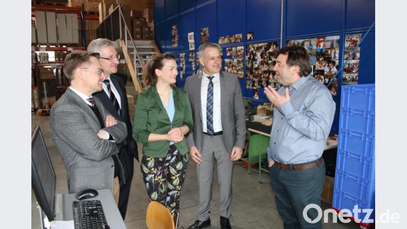 Interessiert lauschen die Politiker den Ausführungen Schadts. Bild: ckl