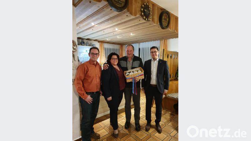 Vier Gläser Honig verlost die UWG unter den Zuhörern im Gasthaus Michl. Von links Erster Vorsitzender Gerald Habermehl, Zweite Vorsitzende Pia Huber, der Gewinner Ernst Donhauser und Bürgermeisterkandidat Benjamin Hiltl. Bild: exb