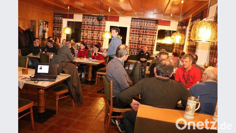 Besucher und Kandidaten bei der Wahlveranstaltung der Gruppierung Unsere Gemeinde in Edelsfeld. Bild: gru
