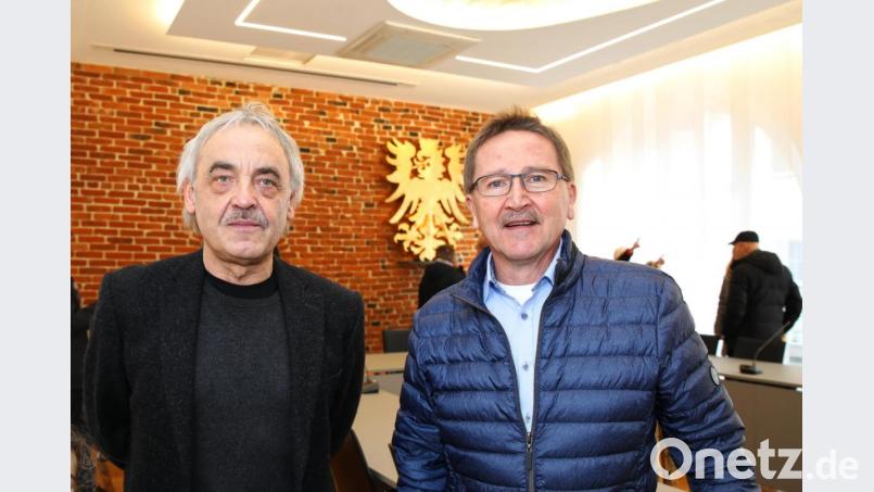 Bürgermeister Hans Donko (rechts) ist stolz auf den neuen Rathaussaal. Der Reuther Künstler Erwin Otte (links) setzte gestalterische Akzente. Bild: njn