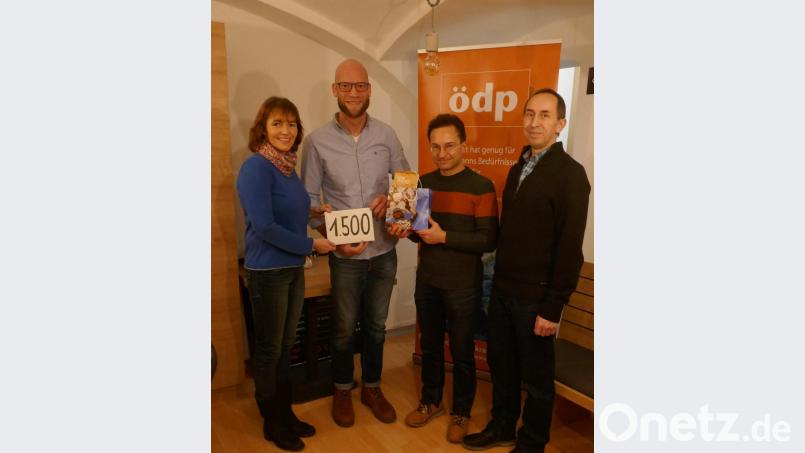 „Wir machen keine Wahlwerbegeschenke und spenden lieber für ein nachhaltiges Hilfsprojekt für Kinder in einem der ärmsten Länder der Welt“, betont Angela Frank von der ÖDP bei der Übergabe. Von links: Angela Frank (ÖDP), Timo Holub (LaKiTa), Robert Lechner und Gerald Schmid (beide ÖDP). Bild: bec