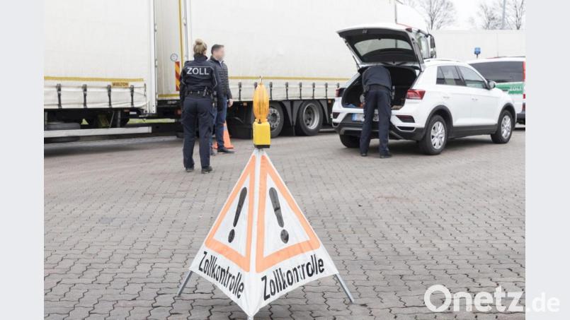 Beamte der Kontrolleinheit Verkehrswege Furth im Wald des Hauptzollamts Regensburg sind in den vergangenen Tagen bei Kontrollen einige Schmuggler ins Netz gegangen. Bild: Zoll