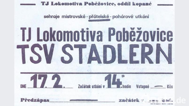 Mit großen Plakaten wurde im Februar 1990 im westböhmischen Poběžovice (Ronsperg) das erste Fußballspiel zwischen dem örtlichen Fußballclub TJ Lokomotiva und dem TSV Stadlern angekündigt. Archivbild: Günther Holler/TSV Stadlern