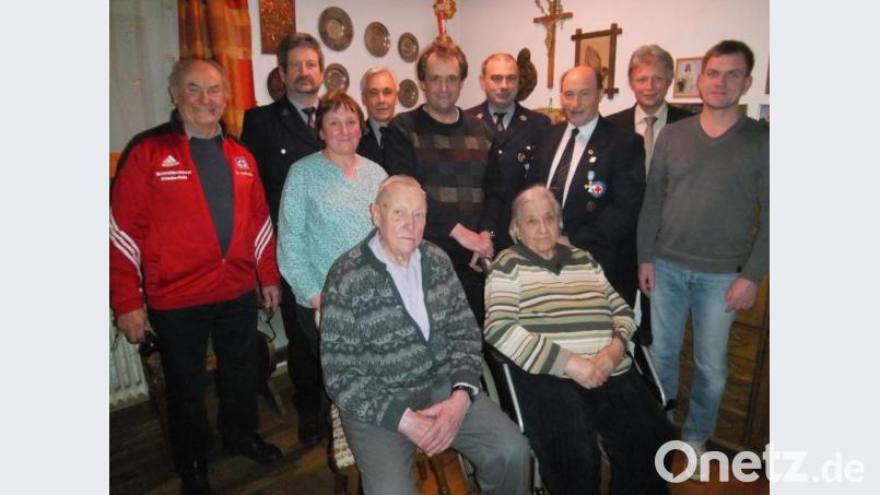 Über viele Glückwünsche zum 85. Geburtstag freute sich Georg Franz mit seiner Frau Erika (vorne). Zu den Gratulanten zählten neben seinem Sohn Heinrich und seiner Tochter Christine (Dritte und Fünfter von links) auch der Bürgermeister der Marktgemeinde Plößberg, Lothar Müller (Zweiter von rechts). Bild: güg