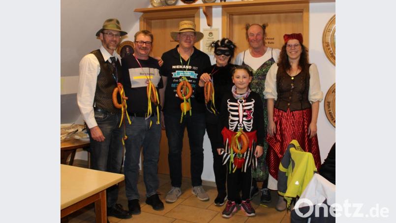 Beim Gaudischießen vorne (von links): Gerd Kölbel, Thomas Müller, Thomas Nitzbon, Gerlinde Kölbel, Lara Hamison, Sportleiter Ernst Kölbel und Schützenmeisterin Tanja Hüttner. Bild: sis