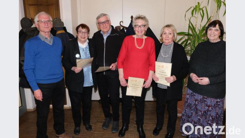 Die Vorsitzenden der Tafel, Bernhard Saurenbach (links) und Irmgard Buschhausen (rechts), ehrten verdiente Mitglieder, die sich als nimmermünde Helfer engagieren (von links): Hildegard Dejardin, Heinz Bucella, Erika Donderer und Helga Wienzek. Bild: usc