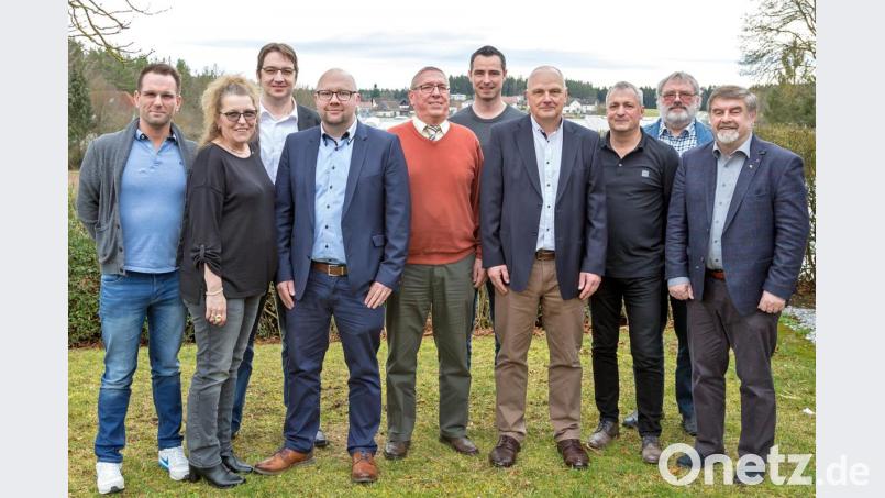 Der neue Vorsitzende des Handball-Bezirks Ostbayern Lothar Rauscher (4. v. re.) mit den Bezirksspielleitungsmitgliedern Sven Wirth, Cordula Raß, Dr. Dieter Hierl, Robert Torunsky, Dieter Jaretzke und Thomas Liebel (v. li.) sowie dem neuen Ehrenvorsitzenden Ostbayerns Werner Guzik, BHV-Vizepräsident Michael Geis und BHV-Präsident Georg Clarke (v. re.). Bild: gud