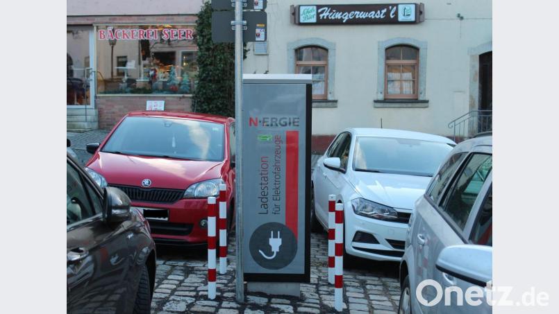 Die Ladestation für Elektrofahrzeuge am unteren Bärnauer Marktplatz ist momentan defekt. Die Firma "N-Ergie", die für die Säule zuständig ist, soll das Problem beheben. Bild: sfo