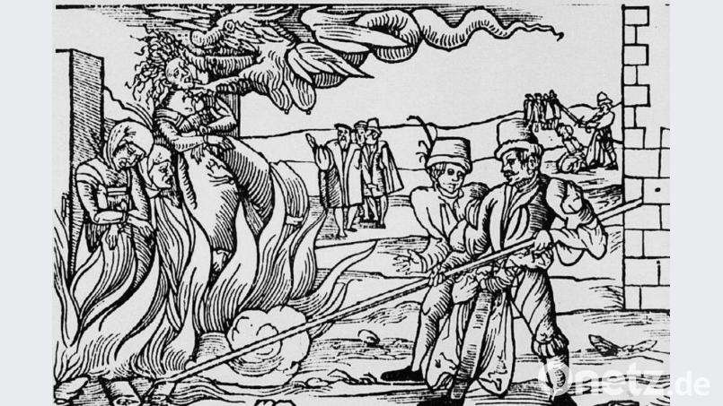 Da dem Feuer eine reinigende Kraft zugeschrieben wurde, bevorzugte man für die Hinrichtung der Hexen den Scheiterhaufen. Doch entgegen gängiger Vorstellung war die Verurteilte beim Entzünden des Feuers meist schon tot. So wollten oft Henker das Leid mindern. Sie erdrosselten oder erstachen sie unbemerkt. Bild:  Privatarchiv Dieter Dörner