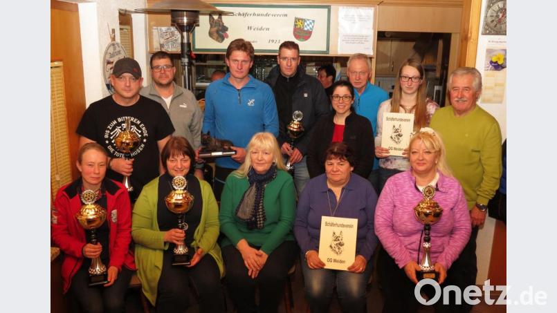 Als Aushängeschild bezeichnet Vorsitzende Silvia Kromp (sitzend Mitte) die Pokalgewinner der Leistungsgruppen. Außerdem ehrt sie langjährige Mitglieder. Bild: Dobmeier