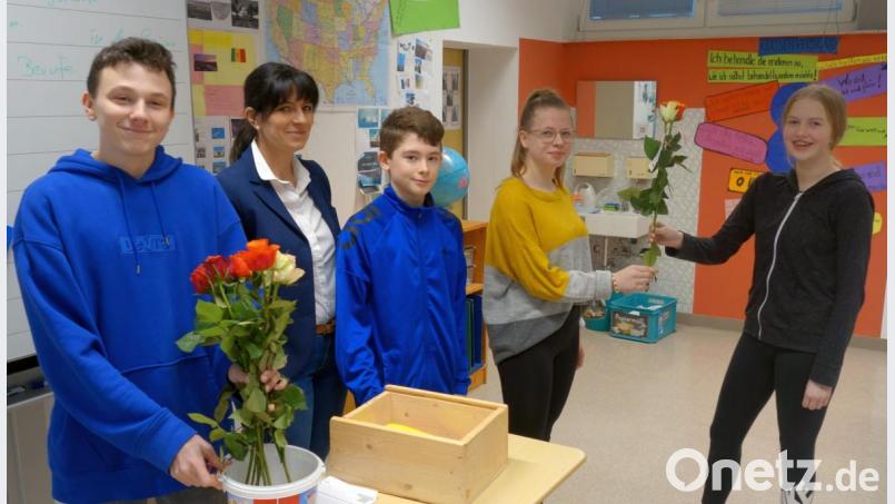 Ein voller Erfolg war die Valentinsaktion, die die Schülervertretung mit Lehrerin Karin Sieber (Zweite von links) an der Fichtelnaabtal-Mittelschule Ebnath-Neusorg organisiert hatte. Bild: jpl