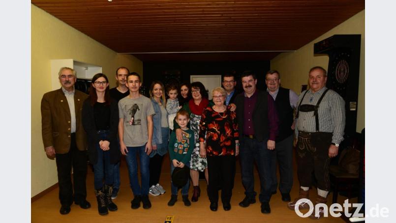 Käthe Grünbauer (Fünfte von rechts) feiert mit der Familie und einigen Vereinsvertretern den 85. Geburtstag. Bild: bey