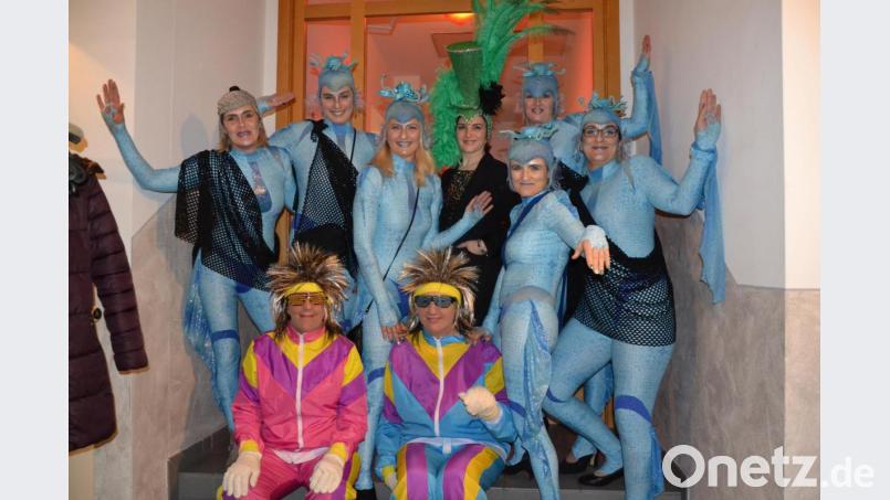 Hübsch verkleidet hatten sich die Damen als „Fische im Netz“ und auch Maskerer waren dabei. Bild: gi
