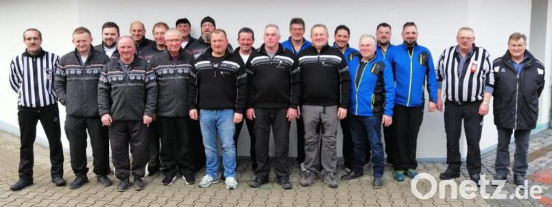 Die Eisstockschützen absolvierten ihre Bezirksligaspiele. Unser Bild zeigt die drei erstplatzierten Mannschaften des Turniers in Weiden, den SV Steinmühle, TSV Nittenau und 1. FC Neunburg (von links): Es gratulierten: KSO Ingo Hannes (ganz links), Schiedsrichter Anton Fröhlich (2. von rechts) und Wettbewerbsleiter Klaus Horn (rechts). Bild: A. Schwarzmeier