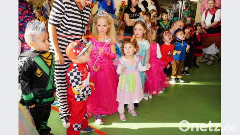 Wer schnappt das vorm Gesicht baumelnde Würstchen? Ob die Prinzessin mit ihrem Zauberstab da Einfluss nehmen kann? Bild: wec