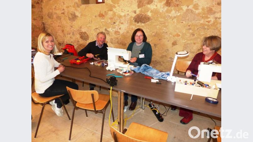 Auch einige Kastler Fachleute machten beim Repair-Café im Steinstadel mit (von links) Projektleiterin Linda Trager, Elektrofachmann Ludwig Angermeier und Schneiderin Mathilde Forster. Bild: jp