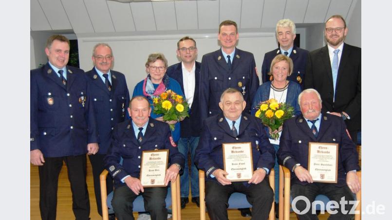 Hans Betz, Hans Füssl und Peter Spachtholz (sitzend, von links) sind jetzt Ehrenmitglieder der Altenstädter Feuerwehr. Bild: sm