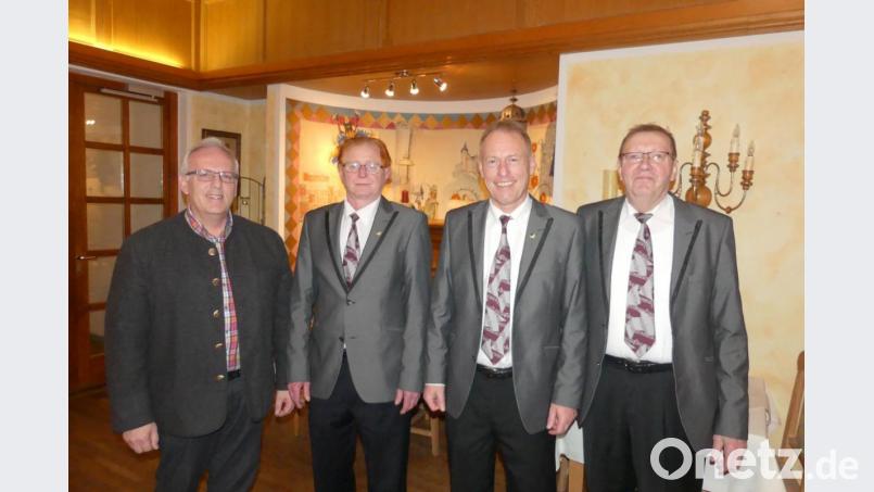 Bürgermeister Winfried Franz gratuliert den Geehrten Rudi Wolf und Helmut Hartmann zusammen mit Vorstand Helmut Hubmann (von links nach rechts).