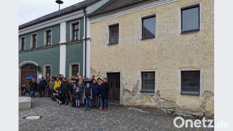 Das marode „Stahlzierer&quot;-Anwesen neben dem Rathaus stand beim Rundgang mit der CSU im Fokus. Bild: gz