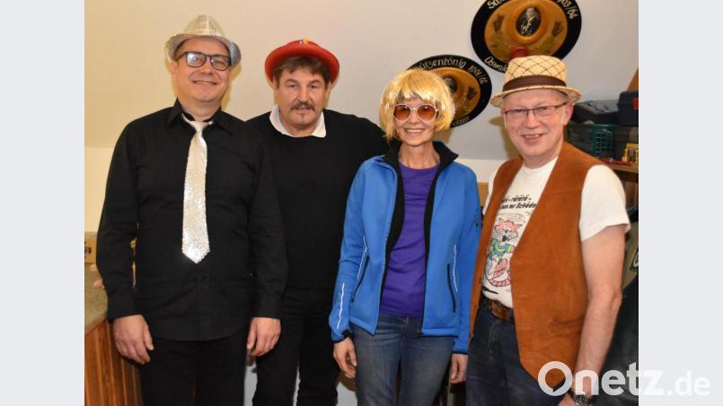 Siegerehrung beim Faschingsschießen (von links): Bertram Menzel, Georg Maiß, Heidi Loos und Schützenmeister Werner Gleißner. Bild: no