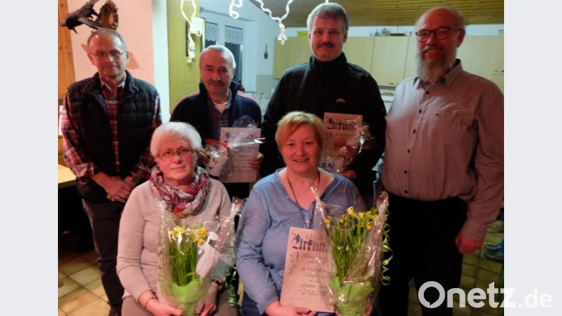 Lob und Dank gab es für treue und langjährige Mitgliedschaft. Sitzend von links: Elisabeth Riedl und Gudrun Jakob. Stehend von links: 2. Vorsitzender Reiner Bergler, Josef Frischholz, Dietmar Achatz und Vorsitzender Berthold Fröhlich. Bild: le