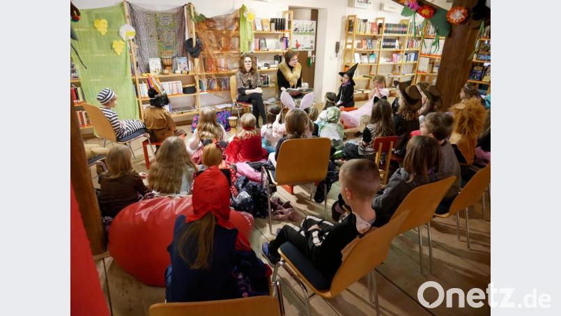 Andrea Burger und Gerda Sommer (von links) gestalteten für die zahlreichen kostümierten Kinder eine kurzweilige Faschingsunterhaltung in der Stadtbücherei. Bild: hmr