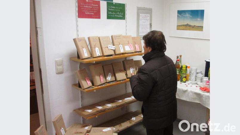 Welches Buch wohl drinsteckt? Das Büchereiteam weckte mit seiner Aktion jedenfalls die Neugier auf den Inhalt. Bild: rpp