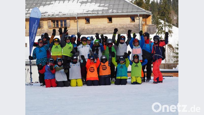 Ihre Fertigkeiten im Ski Alpin konnten die Fünft- und Sechstklässler der Fichtelnaabtal-Mittelschule auf den Pisten rund um den Roßkopf weiter ausbauen. Bild: jpl