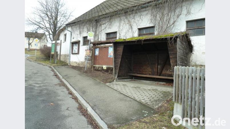Das Bushäuschen in Lind ist schon länger kein Schmuckstück mehr. Der städtische Bauhof zimmert deswegen zur Zeit einen Ersatzbau. Wie im Bauausschuss am Dienstag zu hören war, wird auch die Außenanlage neu gestaltet. Bild: Portner