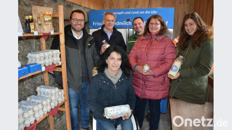 Beeindruckt vom Direktvermarktungskonzept der Familie Weigl waren CSU-Landratskandidat Roland Grillmeier (Zweiter von links) sowie Matthias Grundler (links), Julia Thoma (rechts) und Doris Scharnagl-Lindinger von der Liste „Zukunft Landkreis Tirschenreuth“. Bild: jr
