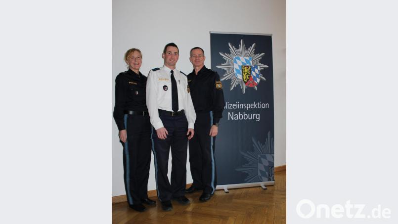 Dienststellenleiterin Sabine Roidl (links) und Stellvertreter Stefan Weinberger (rechts) stellen den neuen Mitarbeiter Verkehr, Markus Bruckmeier, vor. Bild: exb
