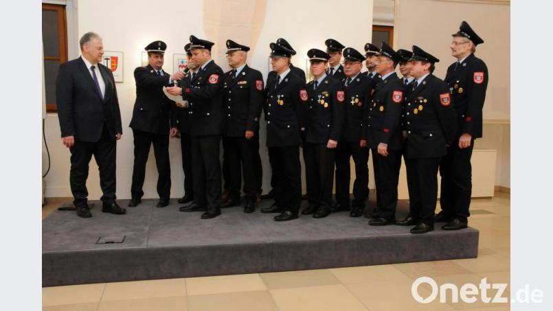 Landrat Richard Reisinger (links) übernimmt die Ehrenschirmherrschaft für das Jubiläumsfest, das die Feuerwehr Traßlberg Mitte Mai feiert. Bild: Christine Hollederer
