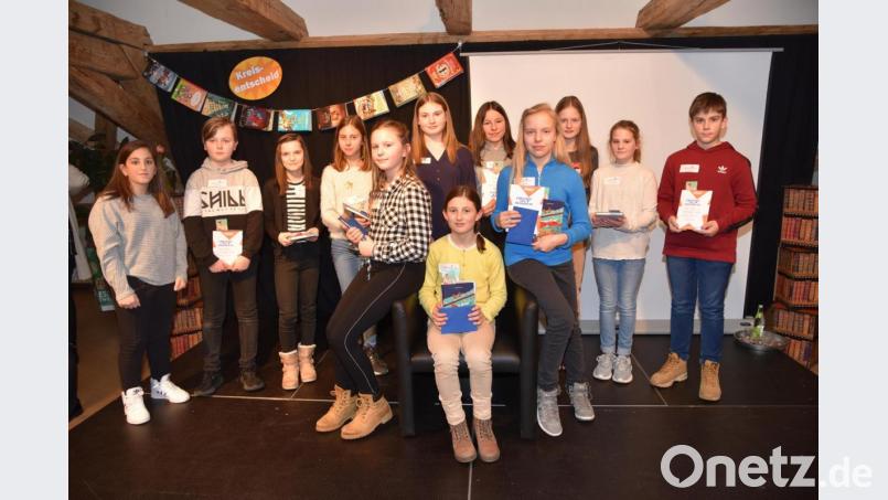 Die Mitwirkenden am Kreisentscheid des Vorlesewettbewerbs. Siegerin ist Grace Storm (auf dem Sessel sitzend). Links daneben ist Greta Schiffer, rechts Sophie Machner zu sehen. Bild: Kunz