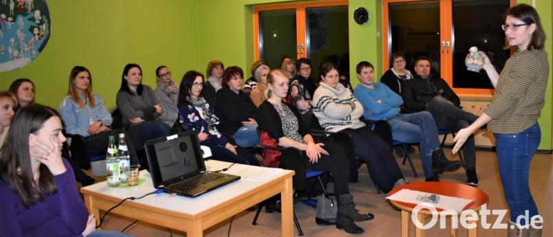 Diplom-Pädagogin und Familien-Team-Trainerin Viktoria Hermann spricht in der Grafenwöhrer Kindertagesstätte St. Theresia zum Thema: &quot;Wie viel Eltern braucht das Kind?&quot; Bild: rgr