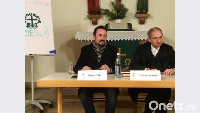 Die beiden Hirschauer Pfarrer Stefan Fischer und Johann Hofmann (von links) stellen sich in der Hirschauer Kirche den Fragen der Gläubigen. Bild: wku