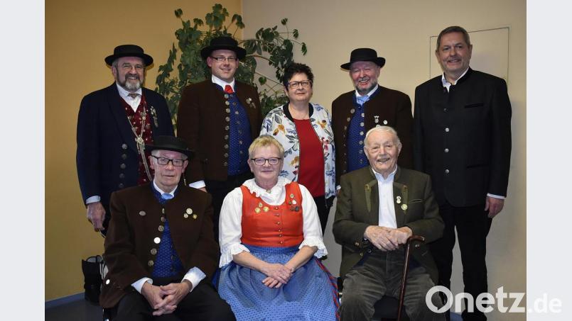 Nach den Ehrungen für Vereinstreue bei den Trachtlern: (stehend, von links) Gauvorsitzender Peter Kurzwart, Thomas Sertl (Gauehrung Edelweiß in Bronze), Brigitte Maier (40 Jahre), der scheidende Vorsitzende Hubert Pfab, Bürgermeister Joachim Neuß; (sitzend, von links) Jakob Kirzdörfer (70 Jahre), Sonja Sertl (50 Jahre) und Josef Sichelstiel (60 Jahre). Bild: Karl Schwemmer