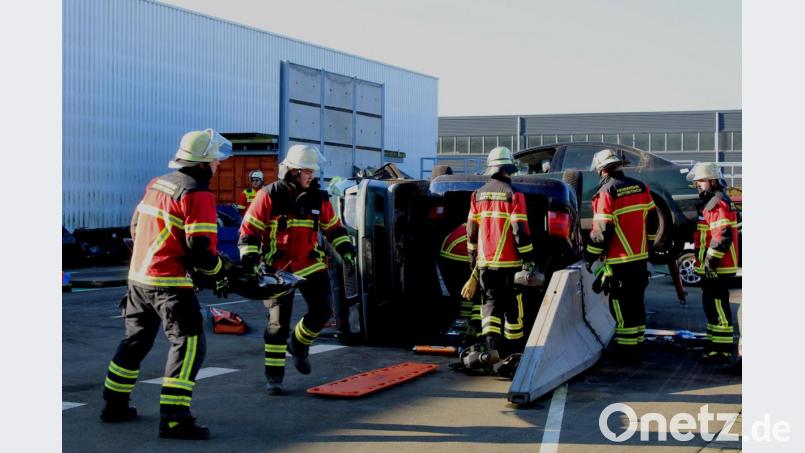 Bei verschiedenen Übungen konnten sich die Aktiven der Mitterteicher Feuerwehr mit den Holmatro-Rettungsgeräten vertraut machen. Bild: Feuerwehr Mitterteich/exb