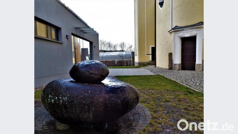 Zwischen katholischem Gemeindehaus und der Herz-Jesu-Kirche stört das Lagerzelt eines Unternehmers den idyllischen Frieden. In zwei Jahren muss es wieder abgebaut sein. Bild: jml