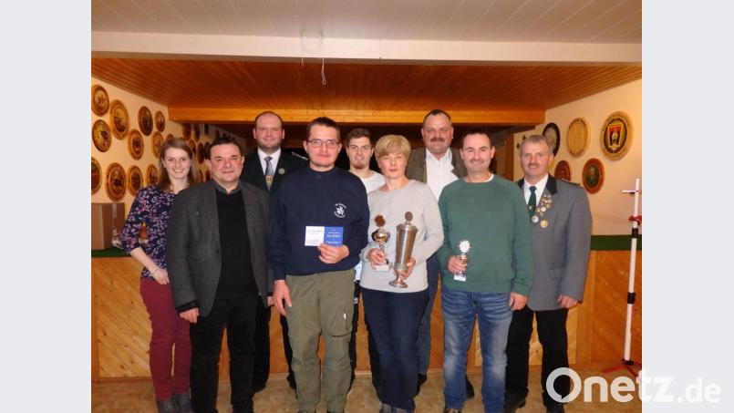 Die erfolgreichen „Edelweiß“-Schützen mit Gästen (von links): Cornelia Schedl, Pfarrer Konrad Amschl, Florian Greil, Alois Seitz, Matthias Schedl, Monika Schedl, Zweiter Bürgermeister Michael Schedl, Fischer Jürgen und Schützenmeister Josef Schedl. Bild: exb