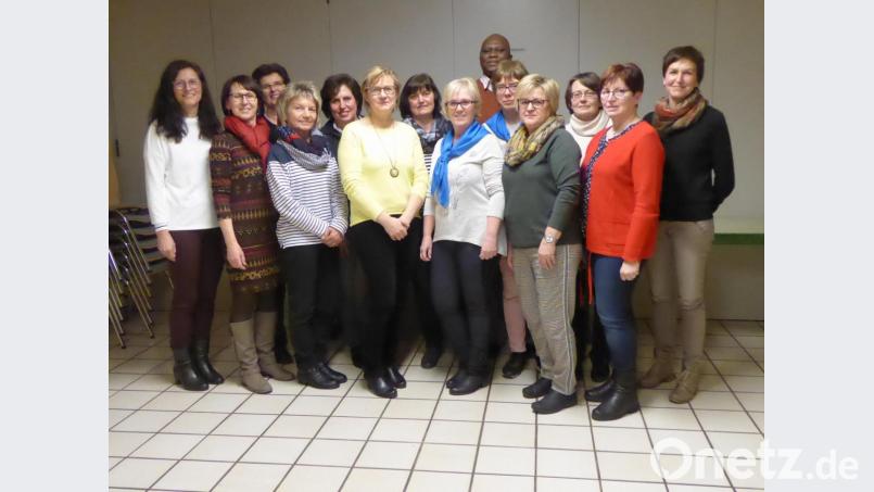 Der Schmidgadener Frauenbund steht unter neuer Regie. Unser Bild zeigt das neue Führungsteam mit zweiter Vorsitzender Anette Großer (links), erster Vorsitzender Gerda Six (Zweite von links) Schatzmeisterin Renate Meier (Fünfte von links), Schriftführerin Angelika Hermann (Sechste von links) und Bezirksleiterin Rita Kleierl (rechts). Bild: di