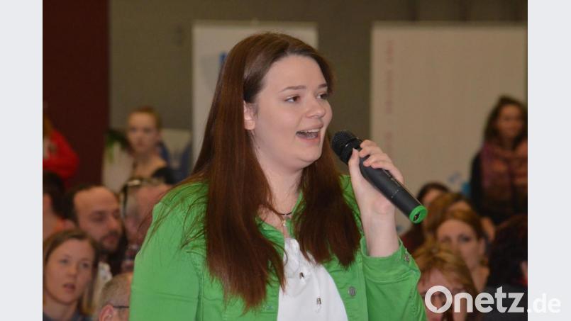 Madeleine Schneider aus Pechbrunn (17) bringt das Thema Jugendparlament zur Sprache. Bild: Benkhardt