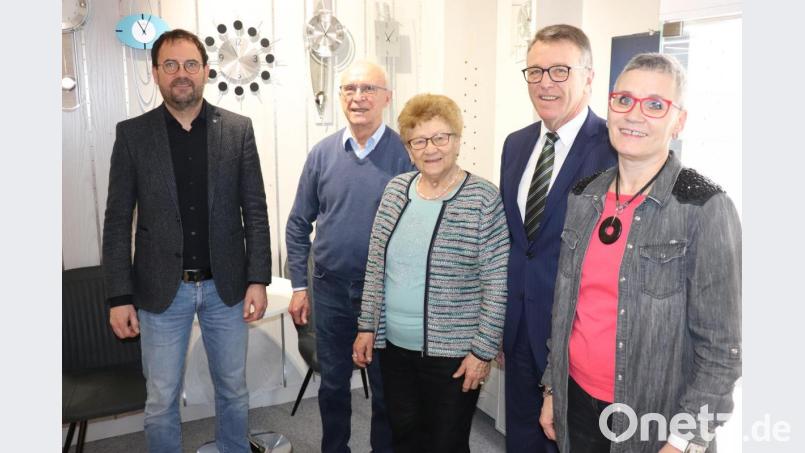 Seit 60 Jahren sind Erna und Erich Rösch verheiratet. Zur Diamantenen Hochzeit gratulierte auch Bürgermeister Franz Stahl (Zweiter von rechts). Mit im Bild Peter Rösch (links) und Doris Rösch (rechts). Bild: Stadt Tirschenreuth/exb