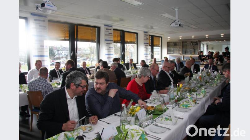 Zahlreiche Kollegen aus den schulischen Fachbereichen, zudem aus dem Sekretariat, Hausmeister und andere Ehrengäste waren der Einladung ins Lehrerrestaurant gefolgt, um sich von Dr. Wolfgang Eckstein zu verabschieden. Bild: wro